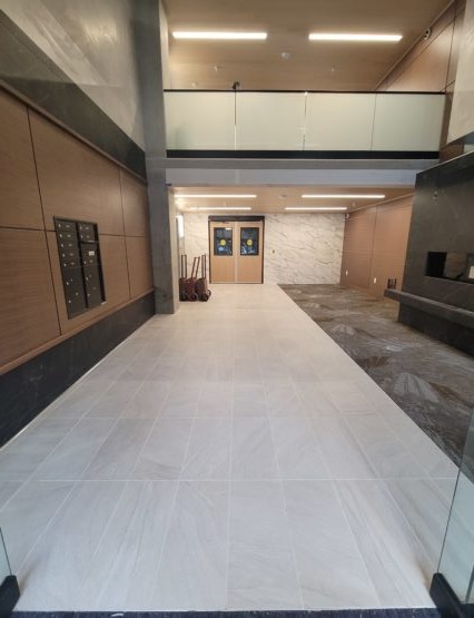 imgi_95_comercial-OMEliteTile-02_22-555x426